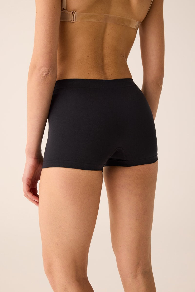 6 - SEAMLESS SHORT IN TACTEL MICROFIBER